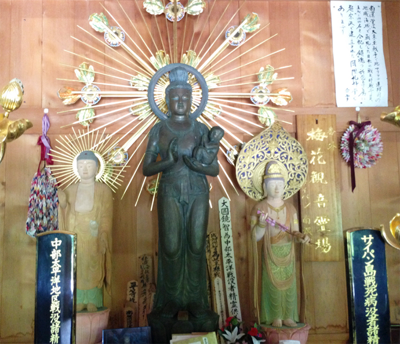 平和寺祭壇、左側の像が《マリヤ観音》(2015年12月14日撮影)